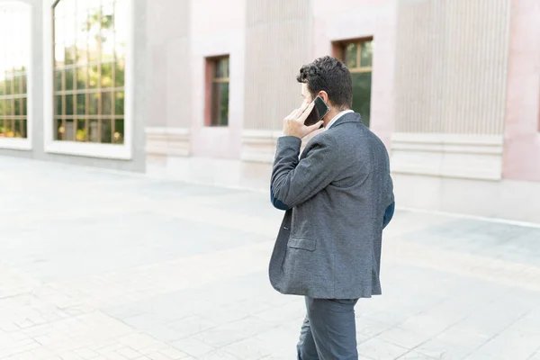 Hátsó Nézet Egy Profi Férfiról Aki Egy Blézerrel Sétál Telefonál — Stock Fotó