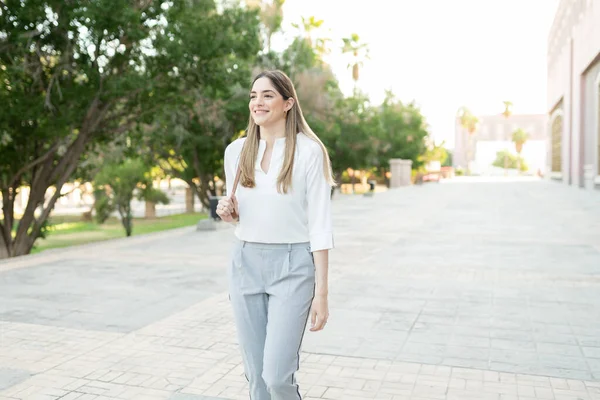 Adult Caucasian Woman Carrying Backpack Walking Her Work Place Businesswoman — Stock Photo, Image