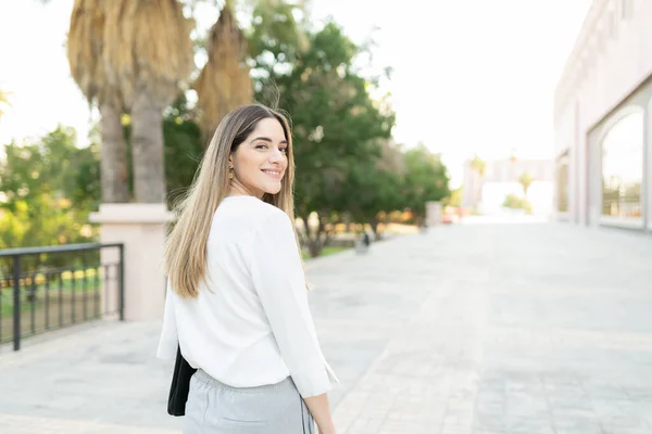 Adult Blond Woman Her 30S Smiling Looking Back While Walking — Stock Photo, Image