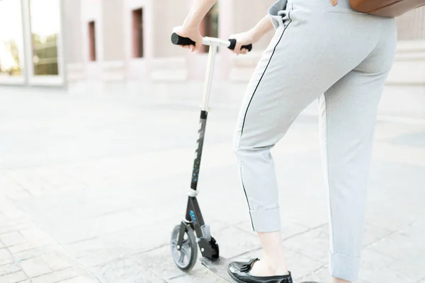 Schnappschuss Einer Professionellen Frau Auf Einem Motorroller Erwachsene Frau Pendelt — Stockfoto