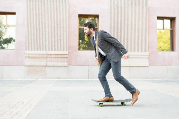 Gut Aussehender Erwachsener Mann Mit Businessanzug Und Rucksack Auf Dem — Stockfoto