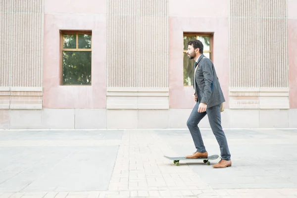 Side View Latin Professional Worker His 30S Skating His Office — Stock Photo, Image