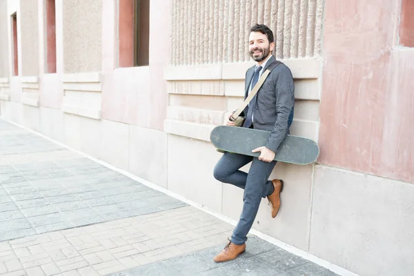 Spaanse Zakenman Rust Buiten Een Gebouw Met Een Skateboard Zijn — Stockfoto