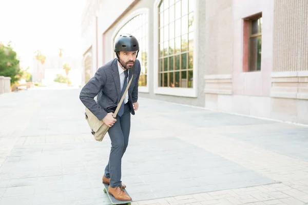 Volwassen Man Draagt Een Helm Gebruikt Een Skateboard Als Alternatief — Stockfoto