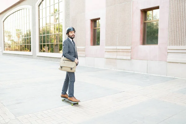 Travailleur Professionnel Avec Casque Recherche Paisible Chevauchant Une Planche Roulettes — Photo