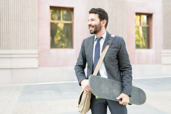 Homem Atraente Casa Dos Sorrindo Segurando Seu Skate Fora Prédio — Fotografia de Stock