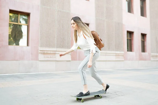 Professional Woman Backpack Arriving Her Work Building Skateboard — Stock Photo, Image