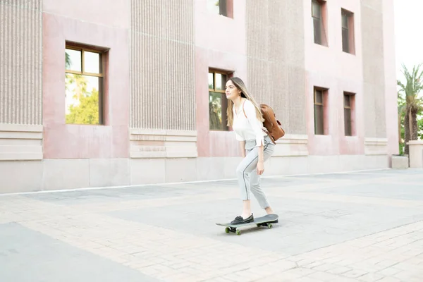 Caucasian Female Worker Riding Skateboard Her Commute Work Pretty Adult — Stock Photo, Image