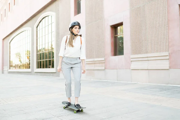 Active Business Woman Helmet Using Skateboard Alternative Vehicle Get Her — Stock Photo, Image