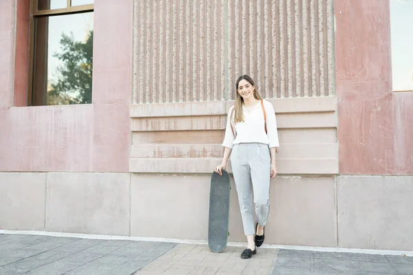 Belle Travailleuse Avec Une Planche Roulettes Écologique Extérieur Bâtiment Femme — Photo