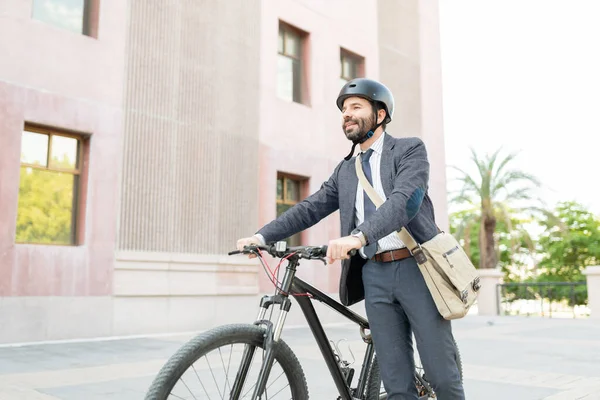 Empresario Con Casco Seguridad Bicicleta Viaje Trabajo Ciudad Hombre Latino — Foto de Stock