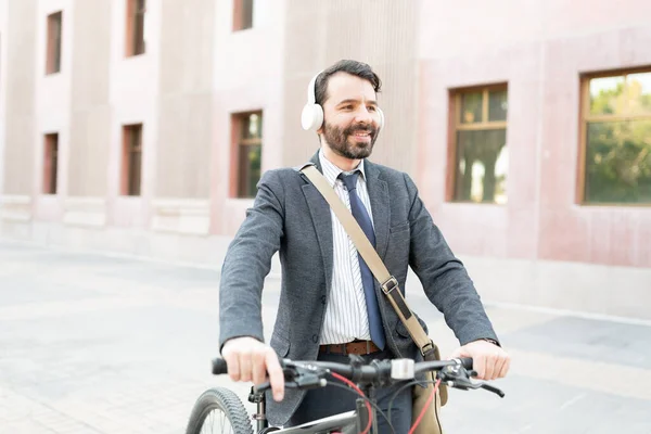 Hombre Hispano Activo Escuchando Música Punto Comenzar Paseo Bicicleta Hombre — Foto de Stock
