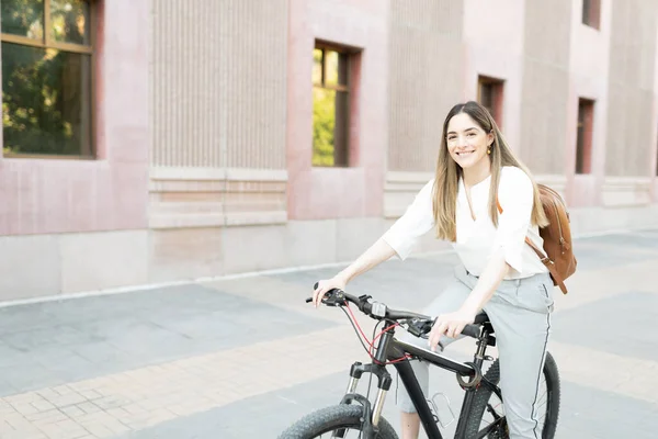 Beautiful Businesswoman Using Eco Friendly Bicycle Get Her Workplace City — Stock Photo, Image