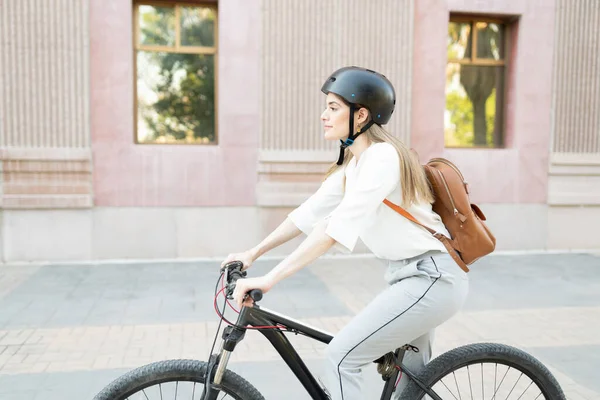 Вид Збоку Активної Професійної Жінки Їде Екологічно Чистий Велосипед Зручності — стокове фото