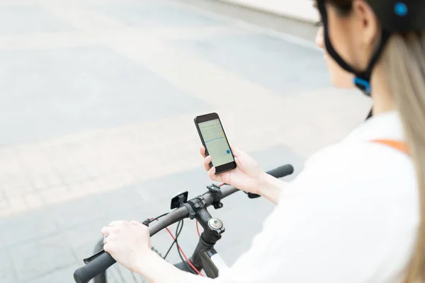 Primer Plano Una Mujer Con Casco Montado Bicicleta Comprobando Mapa — Foto de Stock