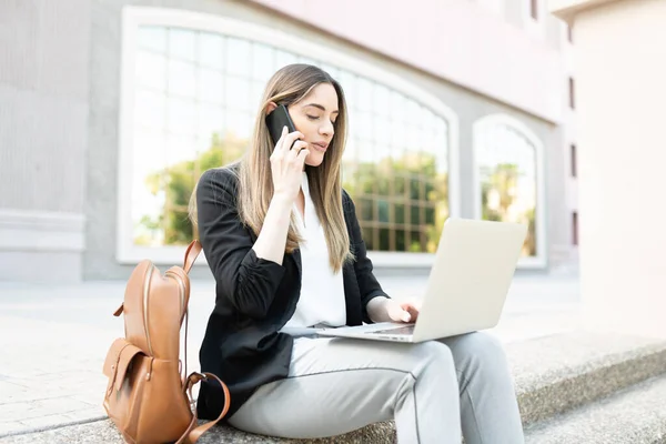 Beautiful Adult Woman Business Suit Talking Happily Phone Using Laptop — Stock Photo, Image
