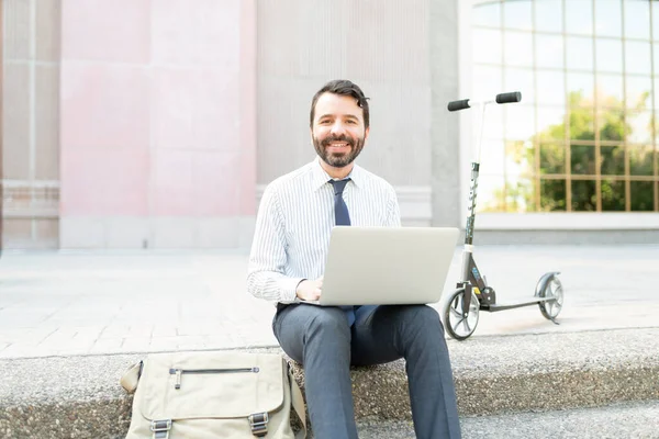 Hombre Feliz Sus Años Trabajando Computadora Fuera Oficina Con Scooter — Foto de Stock