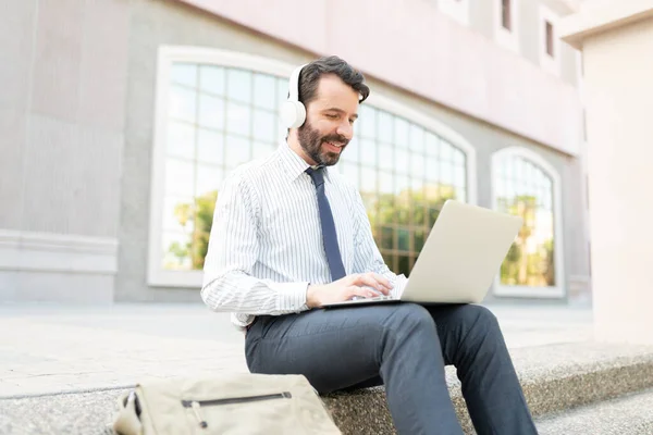 Side View Attractive Male Worker Happily Listening Music Using Laptop — Stock Photo, Image