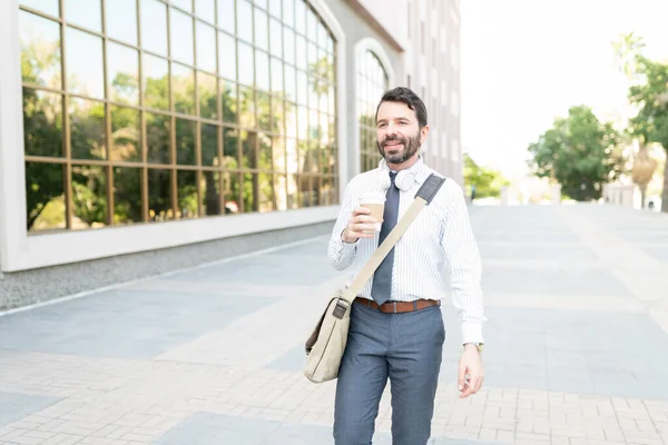 Profissional Woker Masculino Carregando Saco Mensageiro Beber Café Caminhar Para — Fotografia de Stock