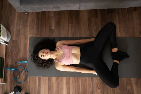 Oturma Odasında Yoga Yapan Zinde Bir Genç Kadının Üst Görüntüsü — Stok fotoğraf