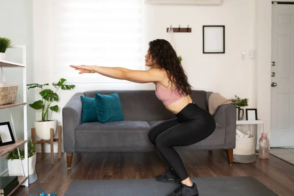 Vista Lateral Una Joven Latina Entrenando Haciendo Ejercicio Casa Mujeres — Foto de Stock