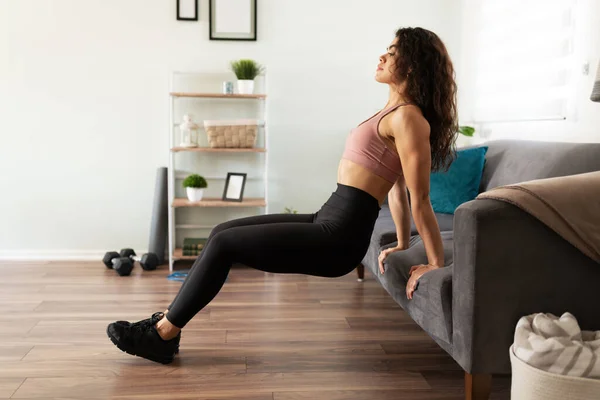 Atletische Jonge Latijnse Vrouw Aan Het Trainen Haar Huis Vrouw — Stockfoto