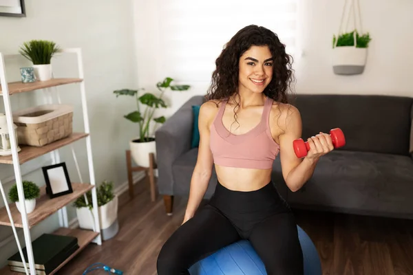 Mujer Joven Bonita Sonriendo Haciendo Ejercicio Casa Mujer Años Sentada —  Fotos de Stock