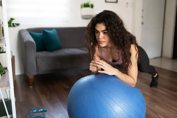 Çekici Spanyol Genç Kadın Evde Antrenman Yapıyor Egzersiz Topunda Tahta — Stok fotoğraf