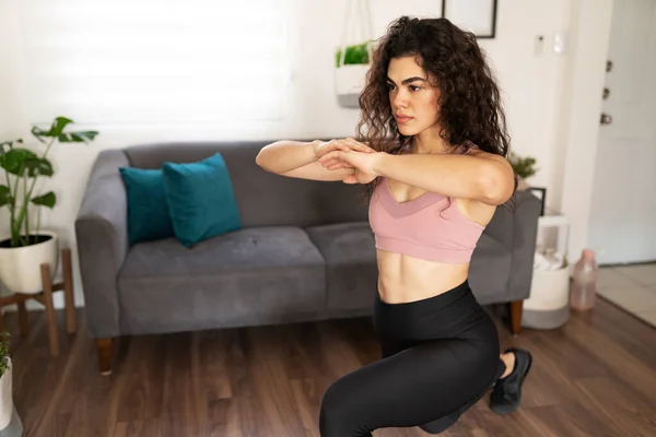 Mujer Latina Fuerte Sus Años Con Ropa Deportiva Haciendo Saltos —  Fotos de Stock