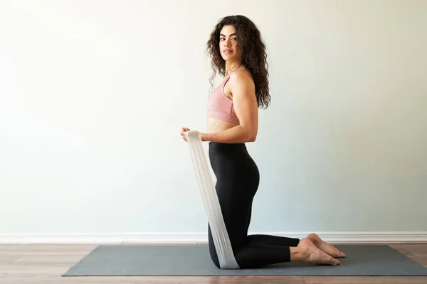 Portrait Muscular Young Woman Working Out Her Arm Muscles Resistance — Stock Photo, Image