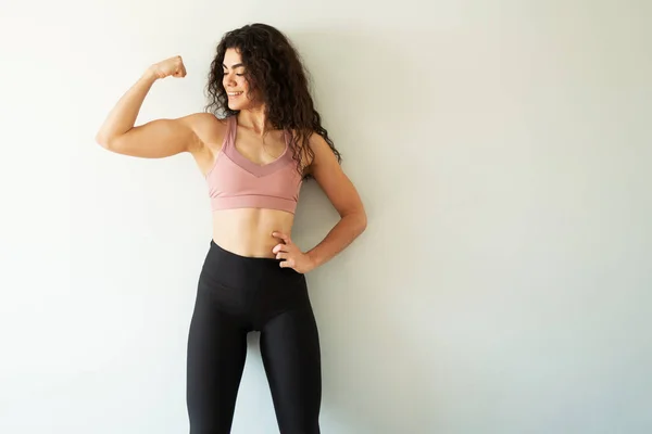 Mujer Hispana Fuerte Sus Años Con Ropa Deportiva Pose Bíceps —  Fotos de Stock