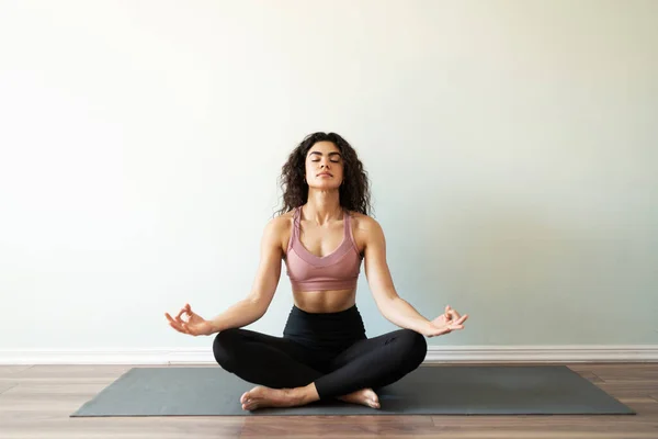 Mujer Atractiva Unos Años Haciendo Una Pose Yoga Fácil Una —  Fotos de Stock