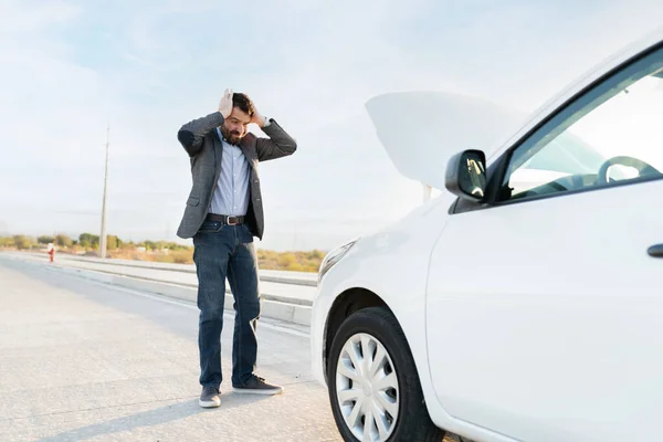 Hispánský Dospělý Muž Vypadá Naštvaně Ustaraně Protože Porouchalo Auto Uprostřed — Stock fotografie