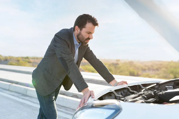 Homem Latino Confuso Seus Anos Procurando Problema Mecânico Motor Carro — Fotografia de Stock