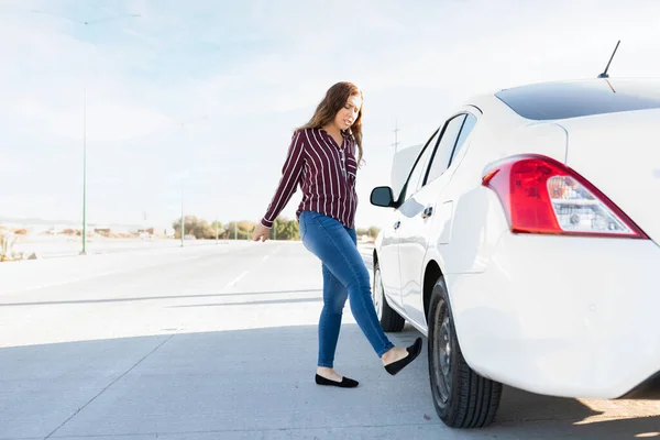 20代の女性は怒って車のタイヤを蹴って高速道路の機械的な問題で — ストック写真