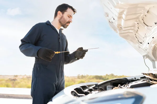 Male Mechanic His 30S Jumpsuit Gloves Checking Oil Vehicle — Stock Photo, Image