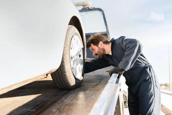 Side View Operator Checking Broken Vehicle Plataform Tow Truck — Stock Photo, Image