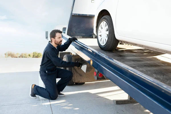 Man Sleepwagen Operator Plaatst Een Dode Auto Het Platform Werknemer — Stockfoto