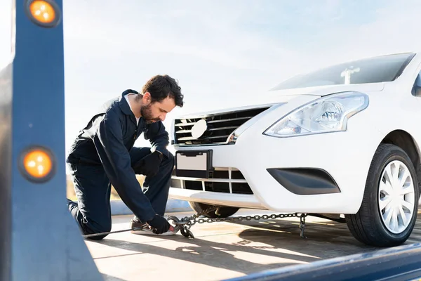 Seitenansicht Eines Männlichen Bedieners Mit Handschuhen Und Sicherung Eines Fahrzeugs — Stockfoto