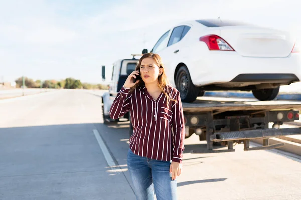 Wanita Muda Berbicara Telepon Genggamnya Dan Tampak Marah Karena Mobilnya — Stok Foto