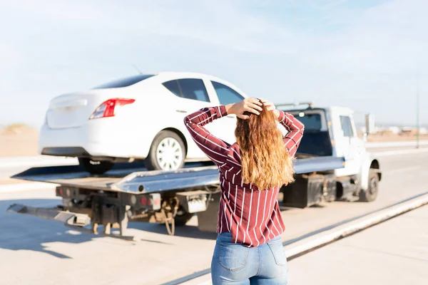 Joven Mujer Rubia Vista Por Detrás Mirando Alterada Con Las — Foto de Stock