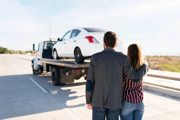Rear View Couple Hugging Seeing Tow Truck Road Broken Car — Stock Photo, Image