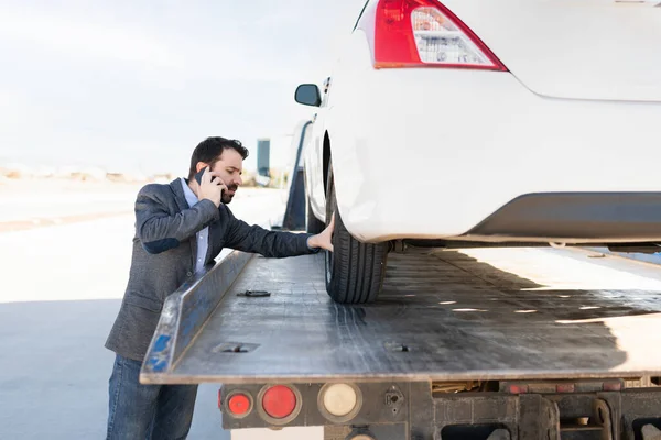 Verärgerter Lateinamerikaner Telefoniert Und Überprüft Sein Auto Das Von Der — Stockfoto