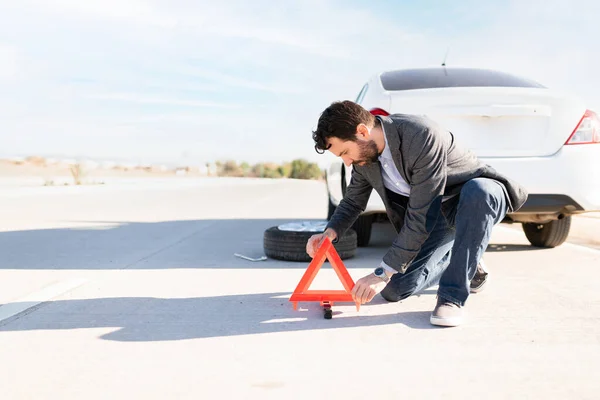 Latin Man Placera Den Reflekterande Triangeln Tecken Vägen Som Varning — Stockfoto