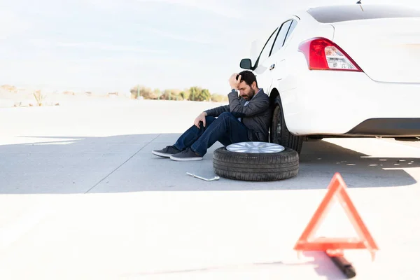 Trauriger Männlicher Erwachsener Fahrer Sitzt Und Wartet Auf Pannenhilfe Für — Stockfoto