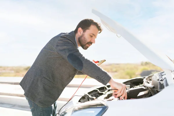 Latin Man Connecting Cables Flat Battery Try Jump Start His — Stock Photo, Image