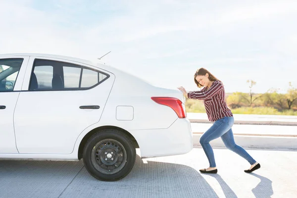 Widok Boku Młodej Kobiety Walczącej Wepchnąć Zepsuty Samochód Pobocze Autostrady — Zdjęcie stockowe