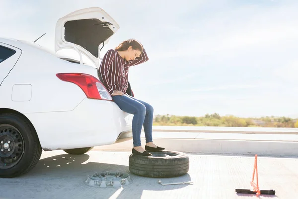 Arabasının Bagajında Oturan Yorgun Genç Bir Kadının Yan Görüntüsü Yaşlarda — Stok fotoğraf