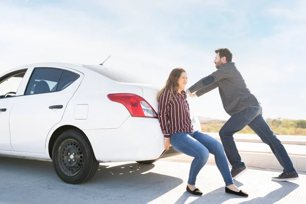 Mladá Žena Latinsky Dospělý Chlap Tlačí Jejich Rozbité Auto Silnici — Stock fotografie