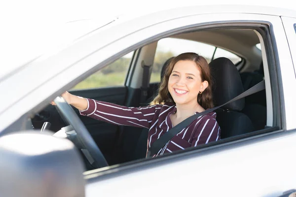 20代の魅力的な女性の肖像画で 幸せな顔はシートベルトで高速道路を走っています — ストック写真